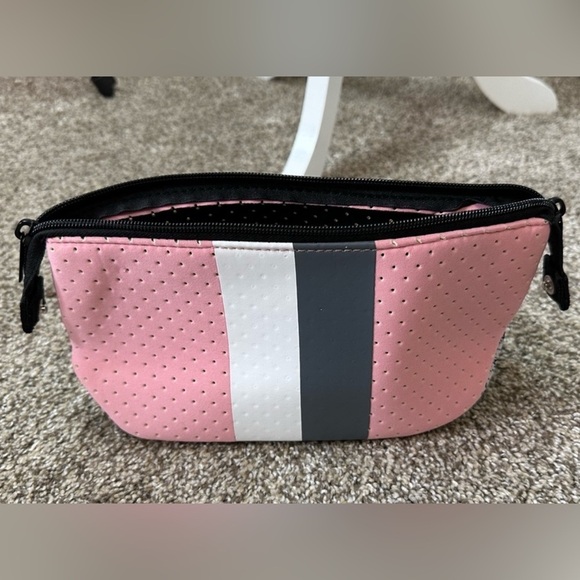 Neoprene makeup pink striped convertible pouch - Picture 3 of 3